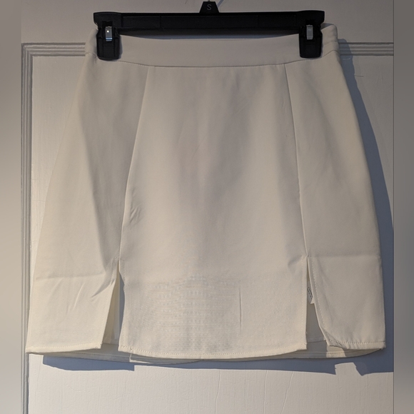 NWT, Missguided Dressy White Pencil Lined Mini Skirt With 2 Front Slits. Size 4 - Picture 1 of 16